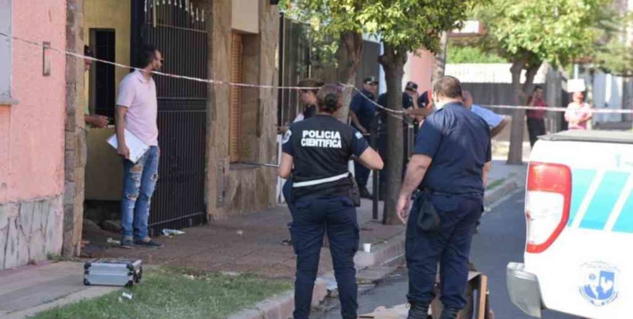 San Luis: Asesinaron a puñaladas a una docente e incendiaron su casa