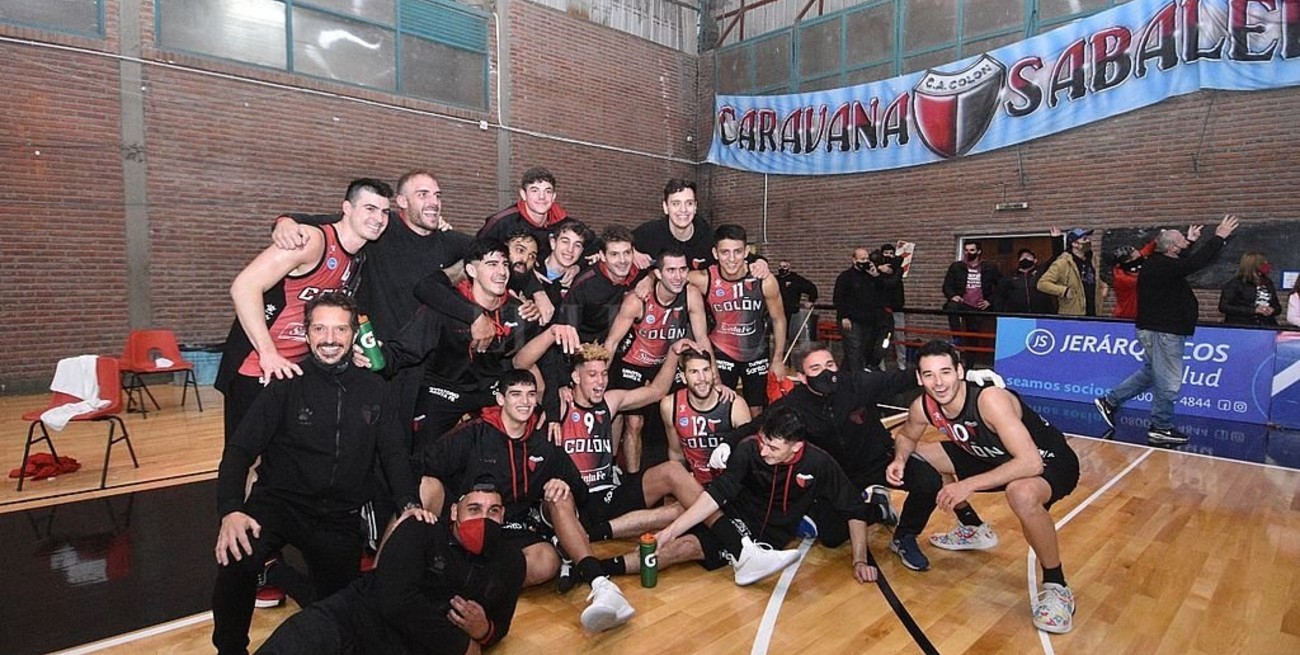 Colón extendió los festejos y se quedó con el clásico de básquet
