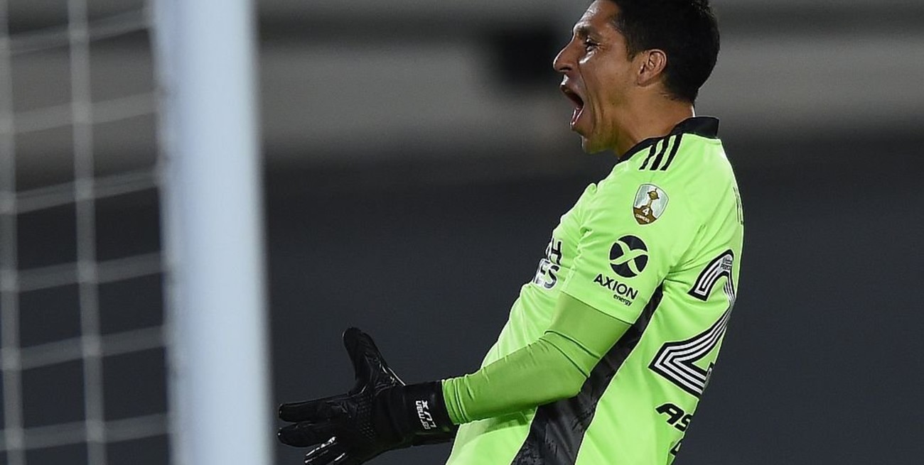 Con Enzo Pérez de arquero y sin suplentes, River derrotó a Independiente Santa Fe