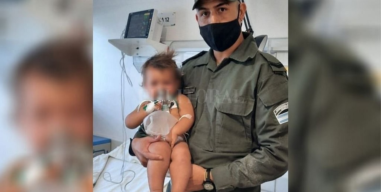 Gendarmes le salvaron la vida a una bebita de 15 meses