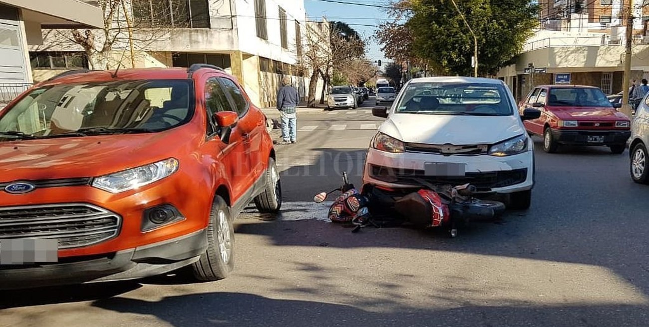 Accidente moto - camioneta en barrio Candioti Norte