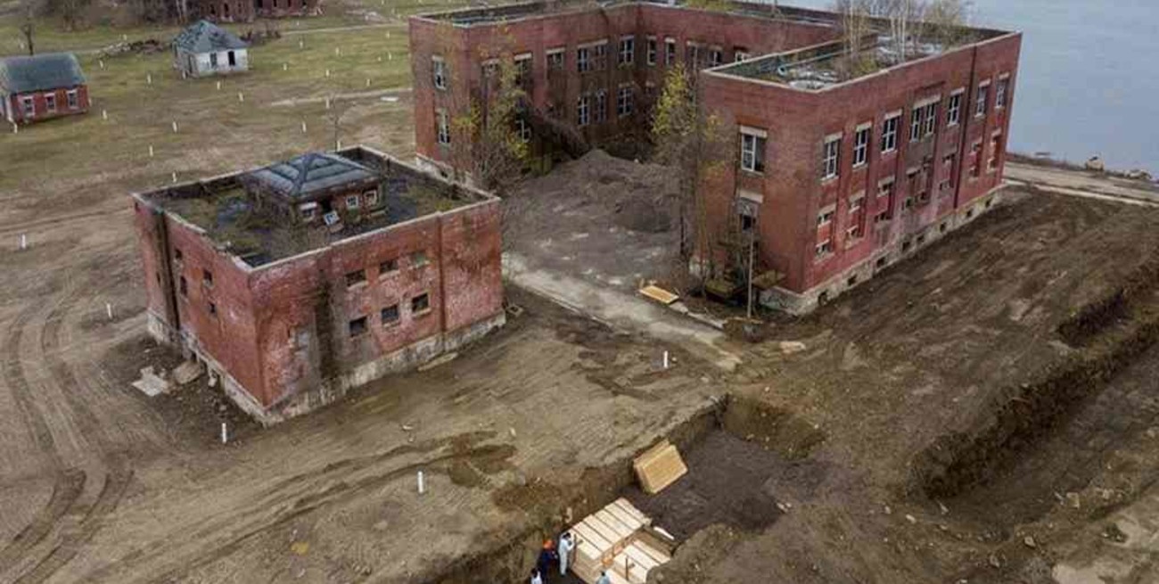 Nueva York: entierros masivos de víctimas del coronavirus en gigantescas fosas comunes