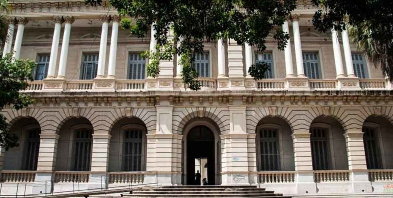 Los docentes de la Universidad Nacional de Rosario iniciaron un paro de 48 horas por salarios