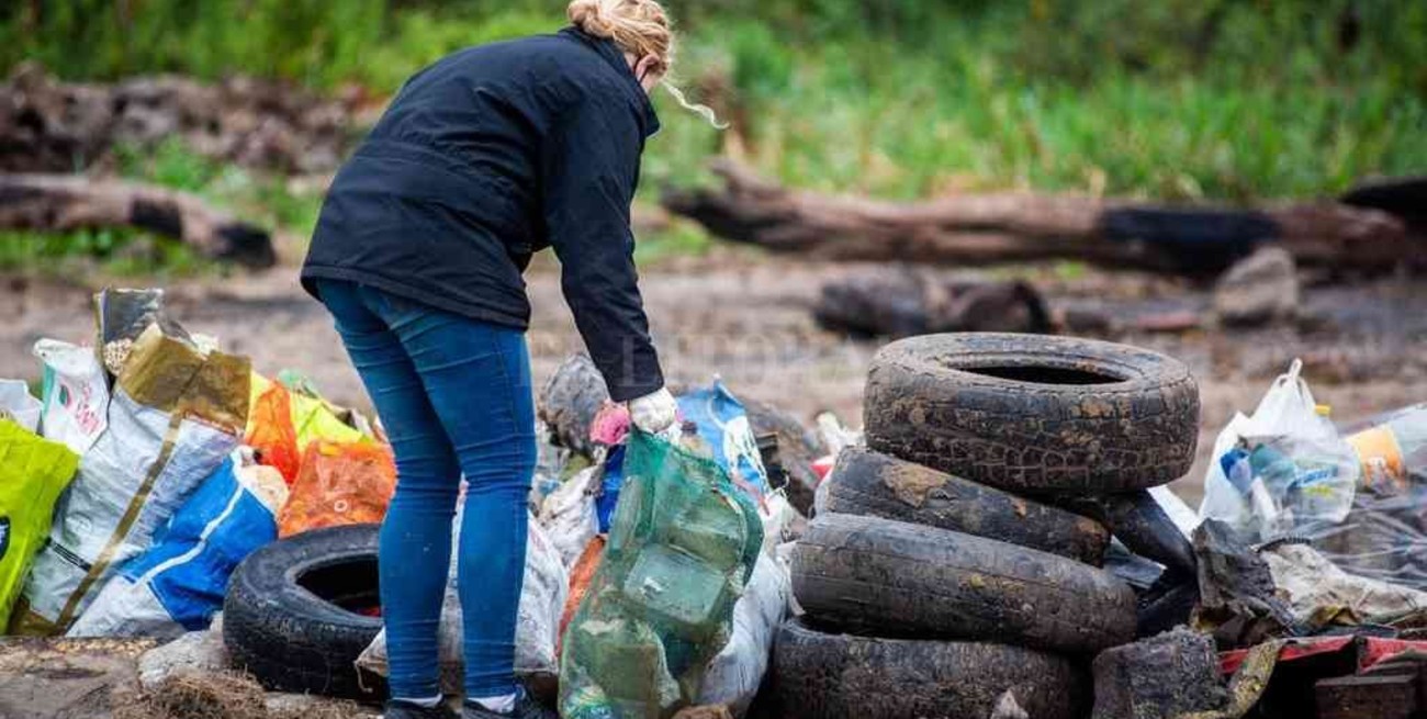 Río sucio: alertan que el plástico es el principal material que se encuentra en las costas del Paraná