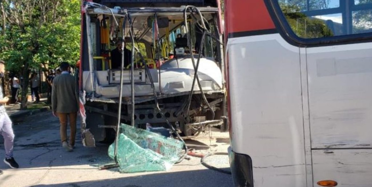 Córdoba: chocaron dos colectivos y uno terminó en el jardín de una casa