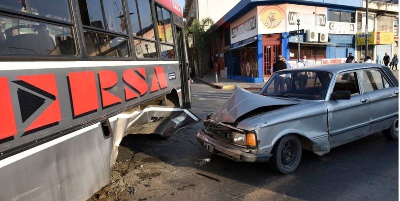 Córdoba: sólo dos colectivos de una empresa de transporte urbano pasaron la revisión técnica y uno chocó