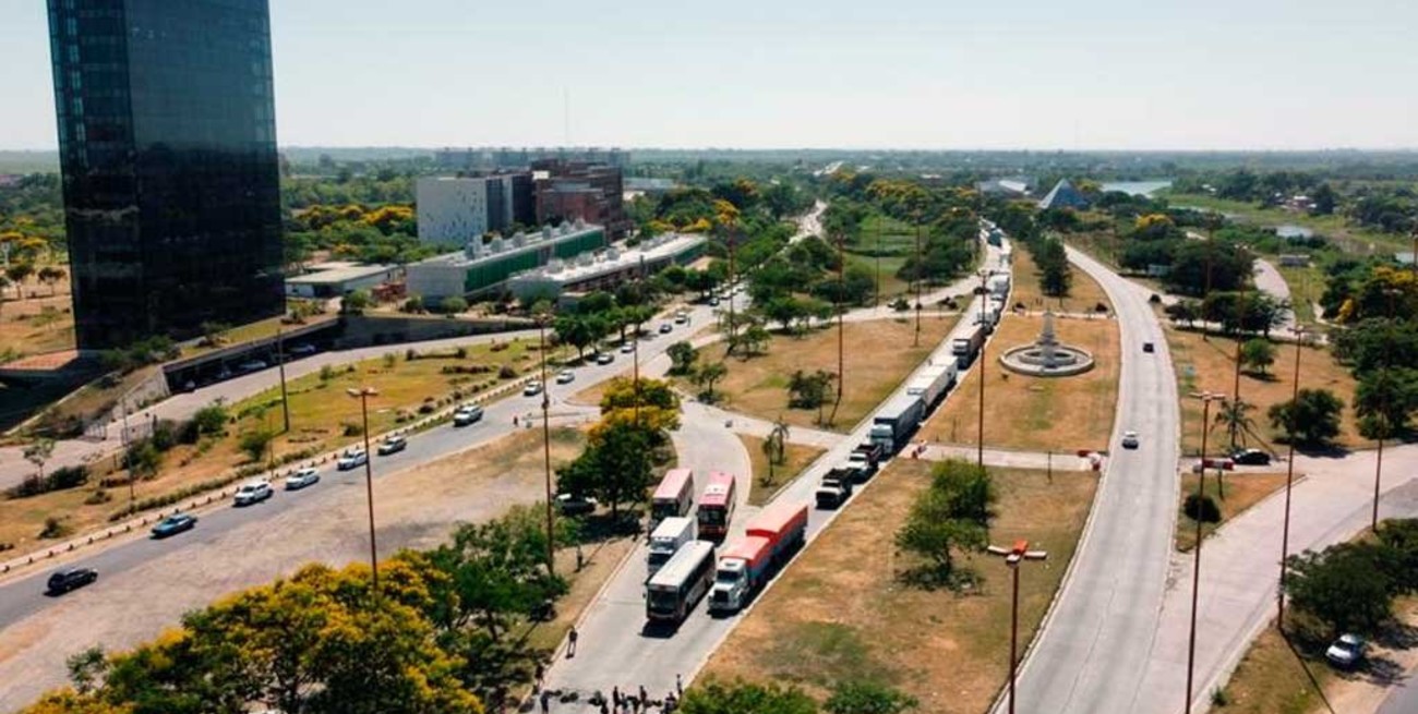 Un puñado de pescadores genera un caos de tránsito en el ingreso a Santa Fe
