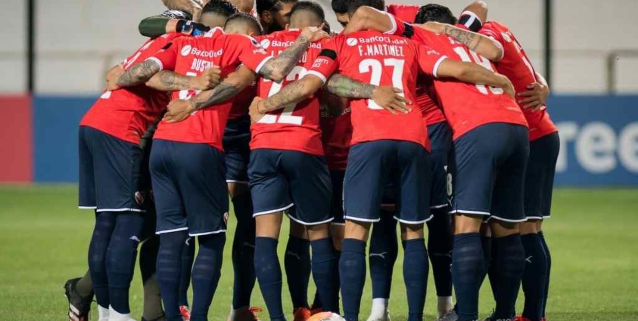 Independiente goleó a Fénix y puso un pie en cuartos de final 