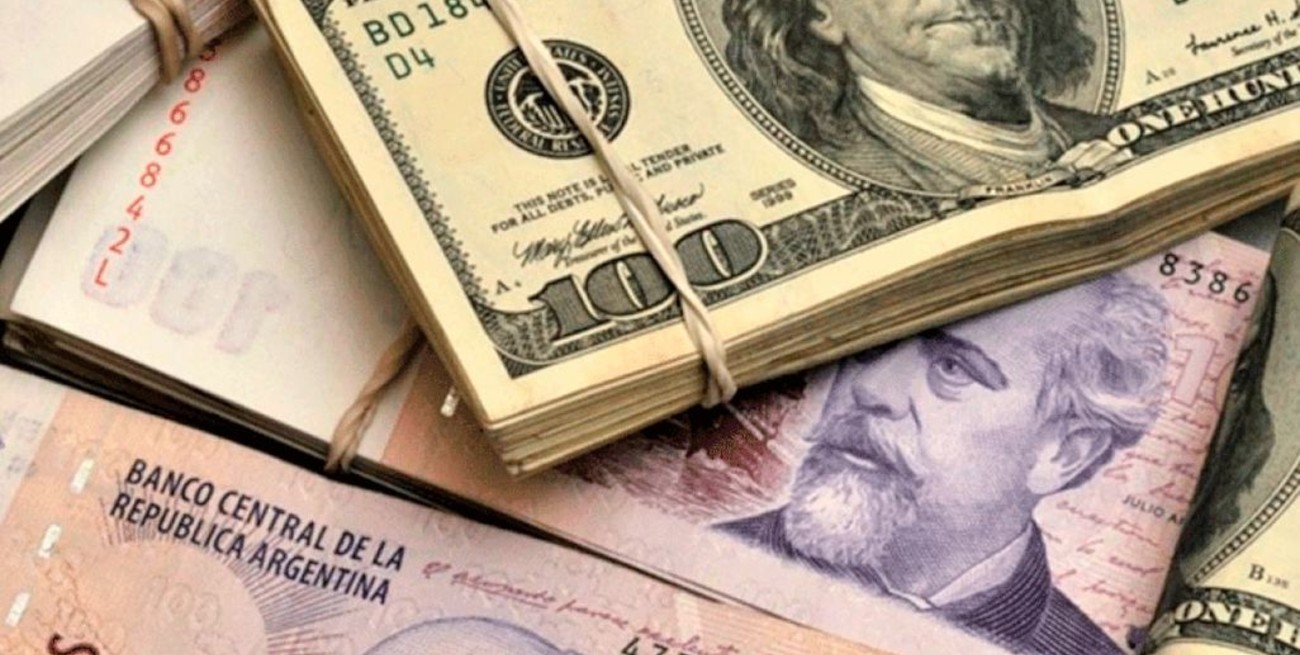Dólar hoy: El oficial abre a $ 82,25 y el "blue" se vende a $ 166