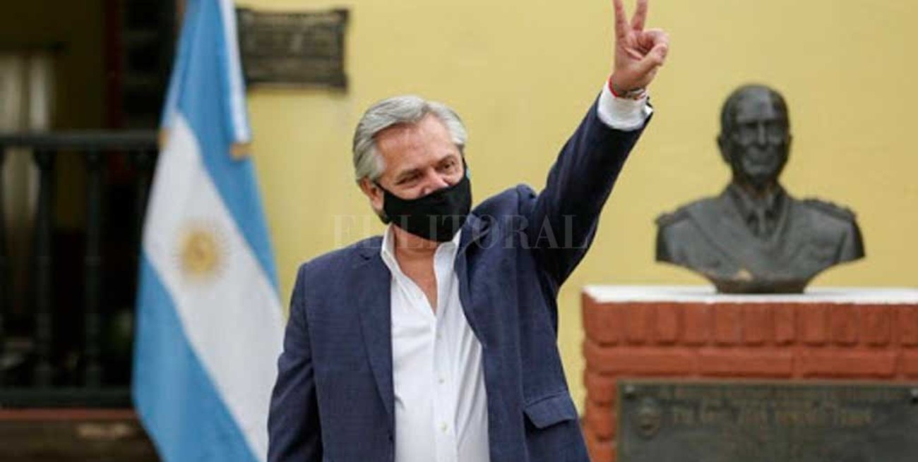 Fernández y la suspensión de clases: "Los chicos juegan entre sí cambiándose los barbijos"