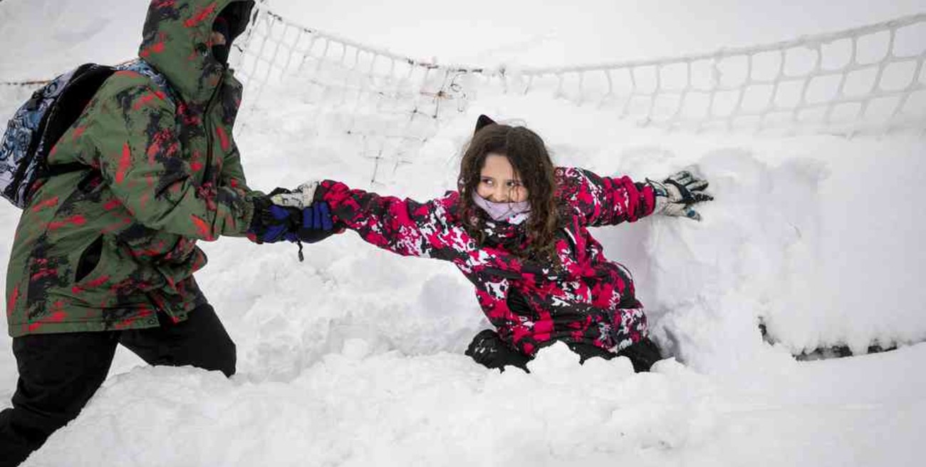 Por las intensas nevadas, en Bariloche suspendieron las clases presenciales