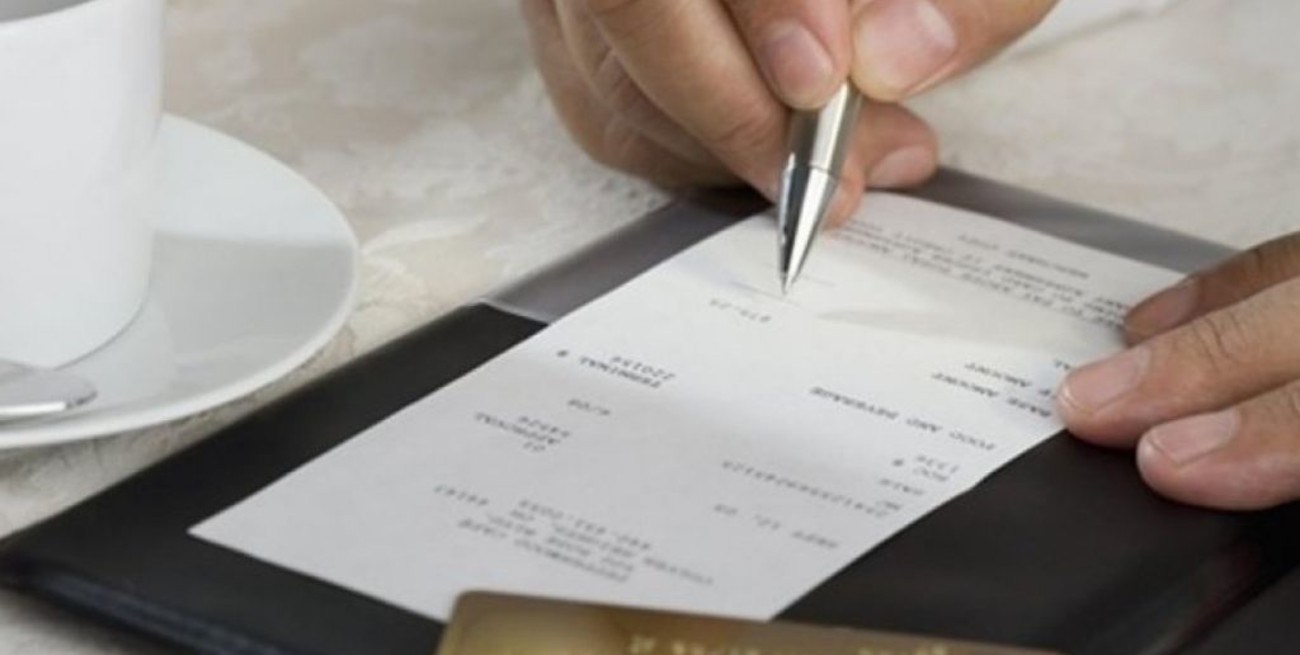 Un mozo se quedo con la tarjeta de un cliente y gastó $ 80.000 en ropa