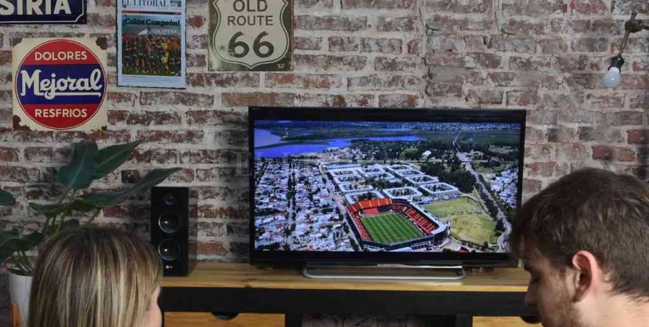 El póster de las tapas históricas y las chapas decorativas de Colon Campeón se venden por Mercado Libre