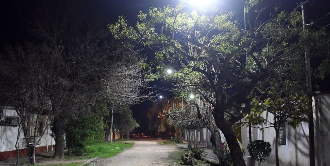Liceo Norte: se colocan 70 nuevas columnas de luces led