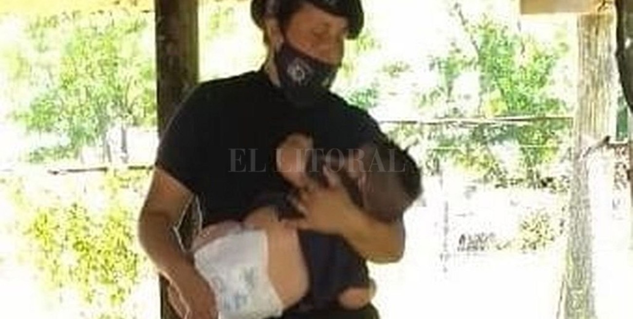 Acto de amor: policía amamantó a un bebé que extrañaba a su mamá
