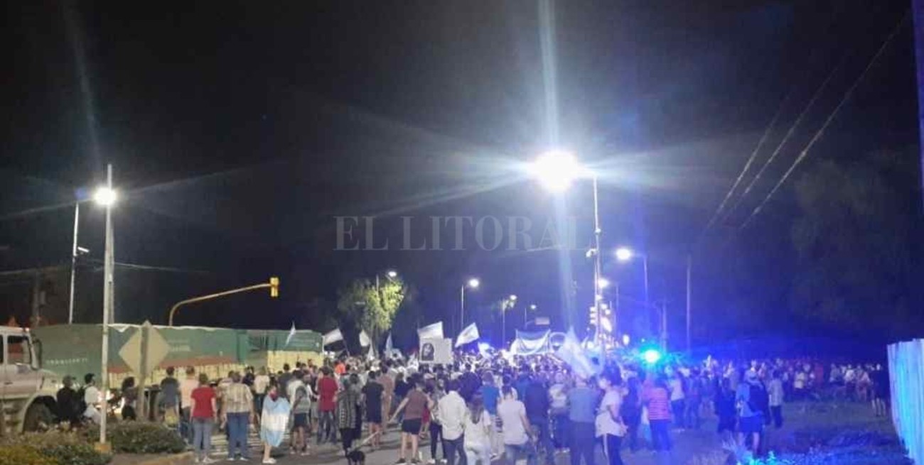 Por la marcha, la policía debió custodiar la vivienda del intendente de Reconquista