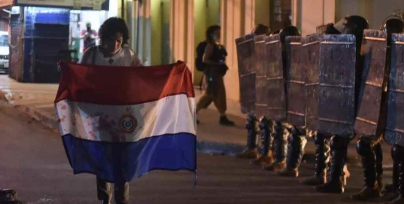 Incidentes y represión en Paraguay tras una protesta por la crisis sanitaria 