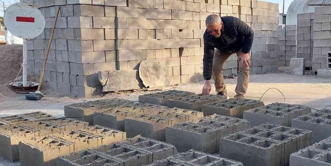 La comuna produce hasta los ladrillos para edificar casas y paliar la situación de la falta de viviendas