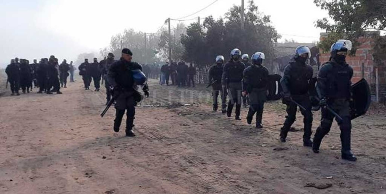 Reconquista: cerca de 500 personas volvieron a tomar  tierras y se tirotearon con la policía 