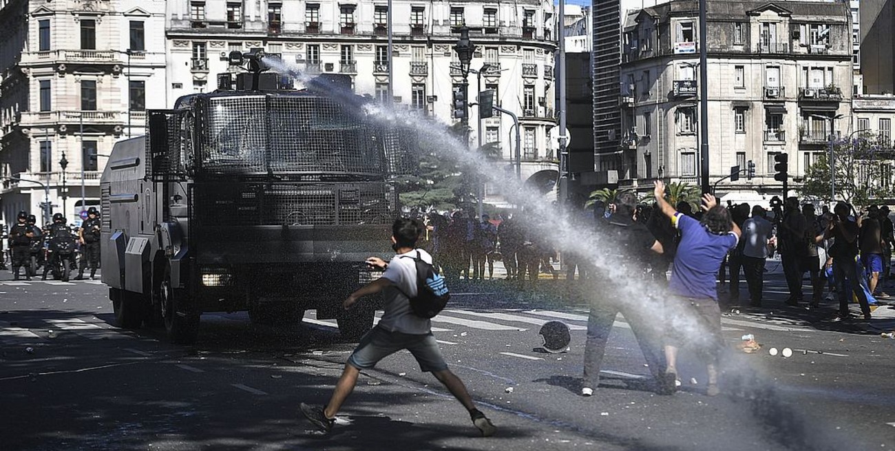 Continúan los cruces entre Nación y Ciudad por la represión policial en el velatorio de Maradona