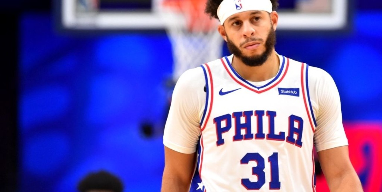 El lesionado escolta de Philadlephia Seth Curry se enteró que tenía coronavirus en pleno partido