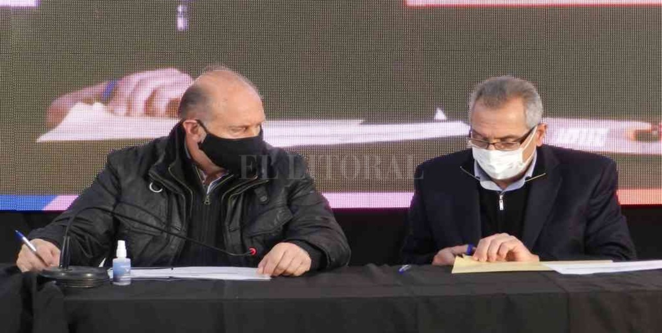 Perotti presidió la licitación para construir 26 viviendas en San Javier