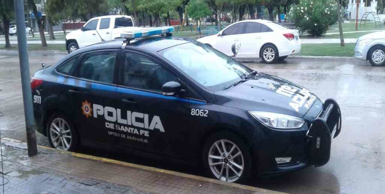 Estafadora con devoción por la ropa y accesorios eróticos