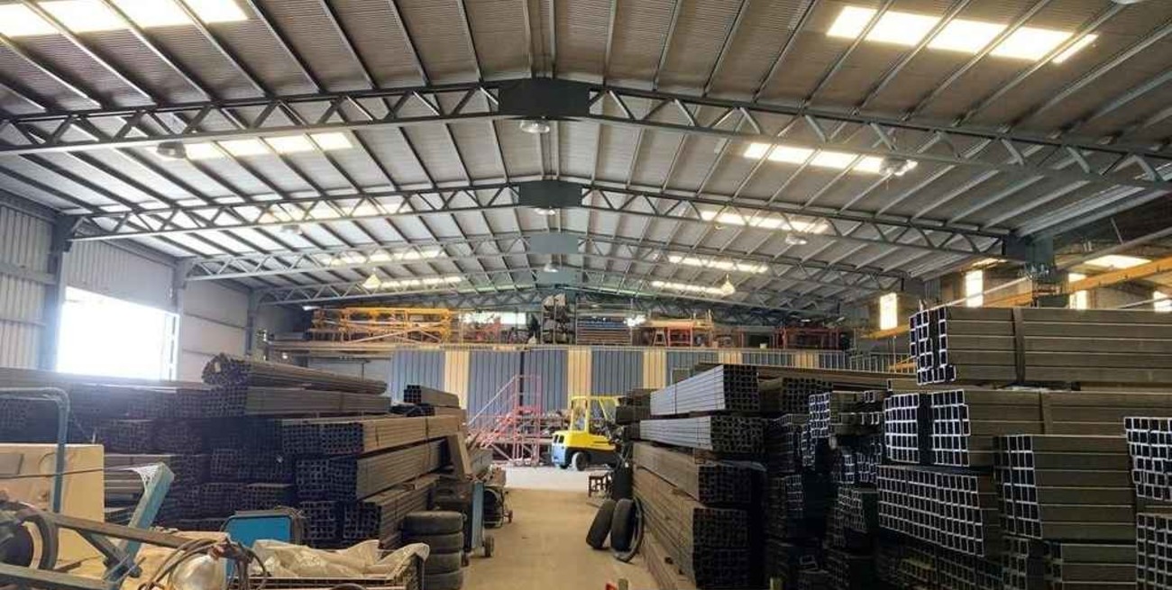 Rosario: muere un hombre al caer del techo de una fábrica e investigan si había ido a robar