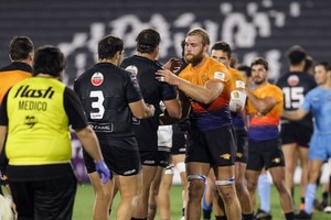 gaspafotos Tras la culminación del encuentro, se saludan los integrantes de las franquicias argentina y paraguaya. El partido resultó más equilibrado de lo previsto.