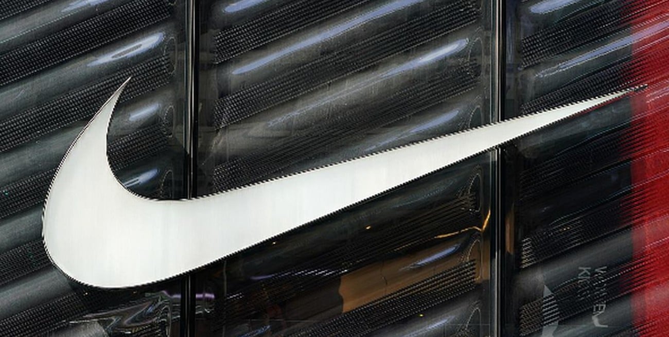 Renunció una gerente de Nike porque su hijo "revendía" zapatillas que obtenía con descuento