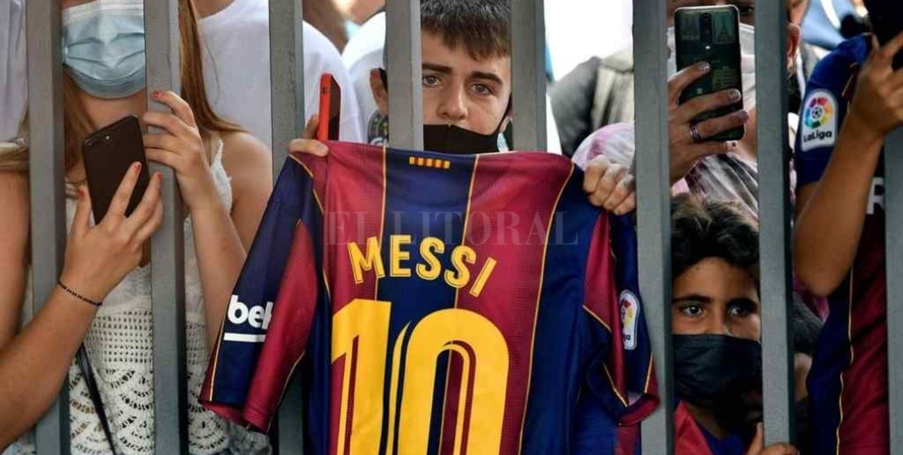 Un grupo de socios del Barcelona demandó al PSG para evitar que contrate a Messi
