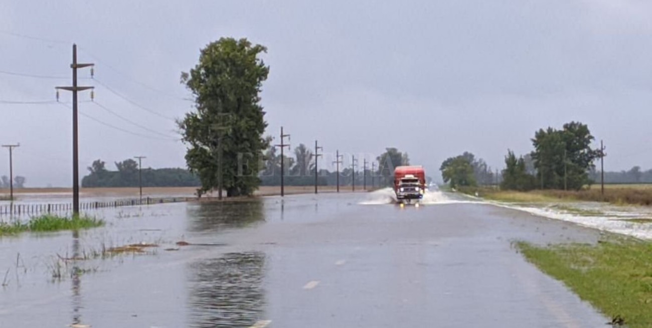 Vendaval de agua y cortes de ruta en el centro oeste santafesino