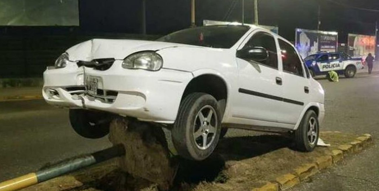 Chocó contra un semáforo y terminó arriba de la estructura