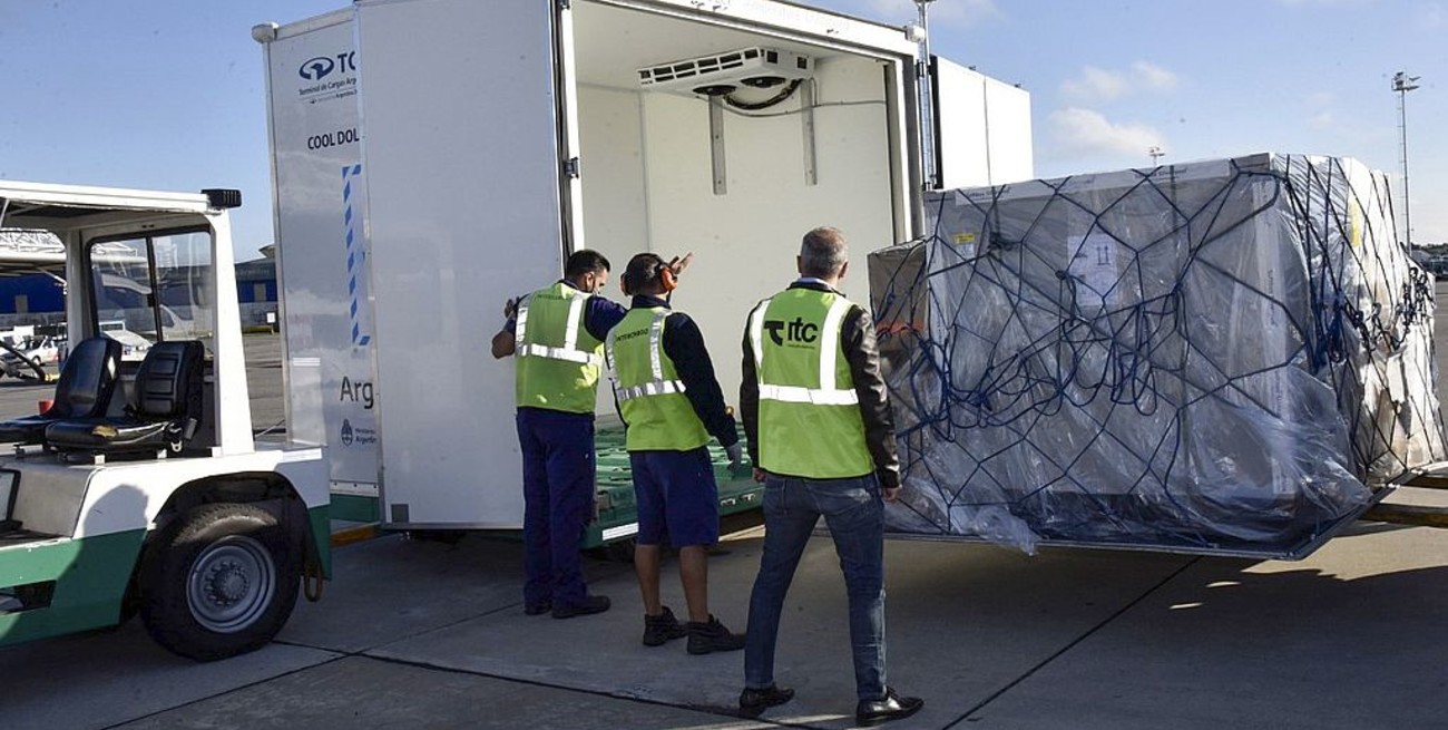 Llegaron al país 800 mil dosis de AstraZeneca