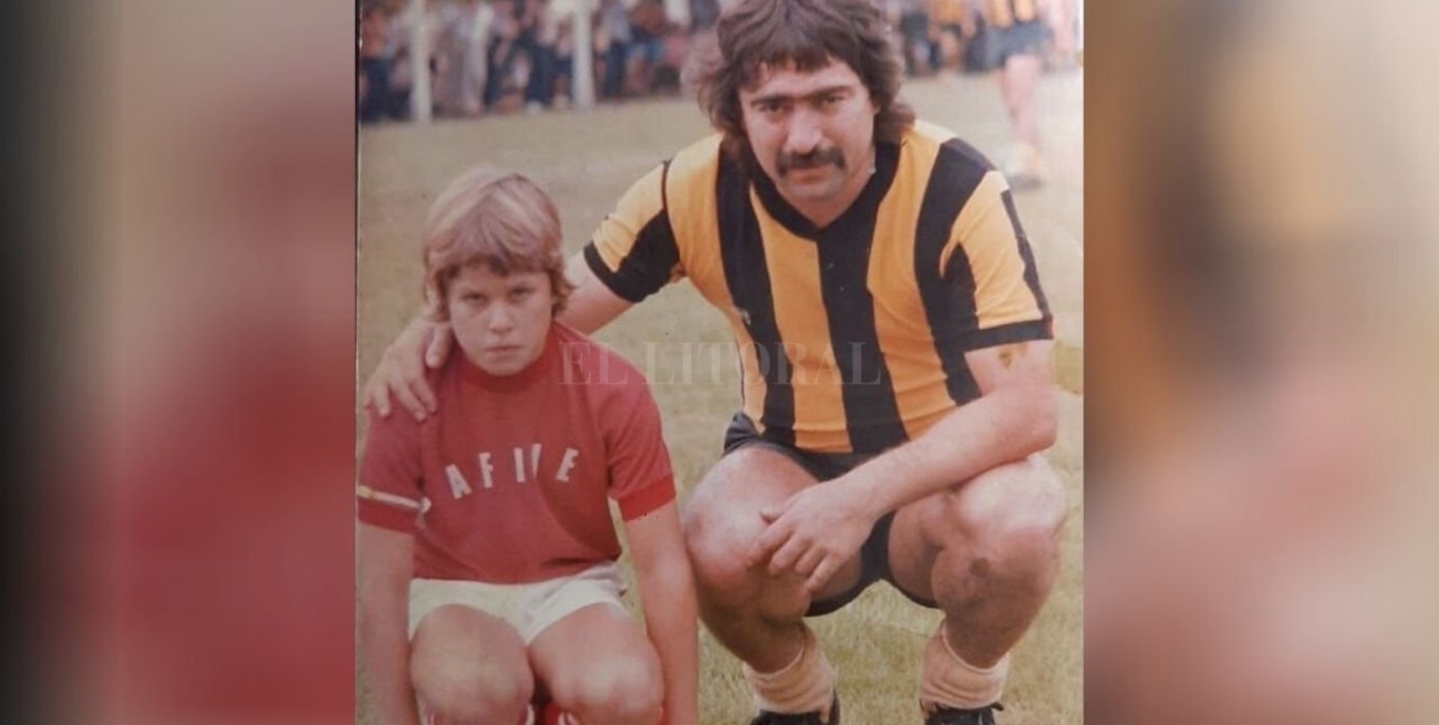 "Colgaba cubiertas de autos en  los ángulos del arco y la metía" 