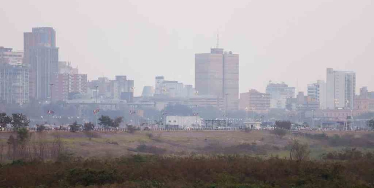 Intensa humareda en Asunción por los incendios en el río Paraguay