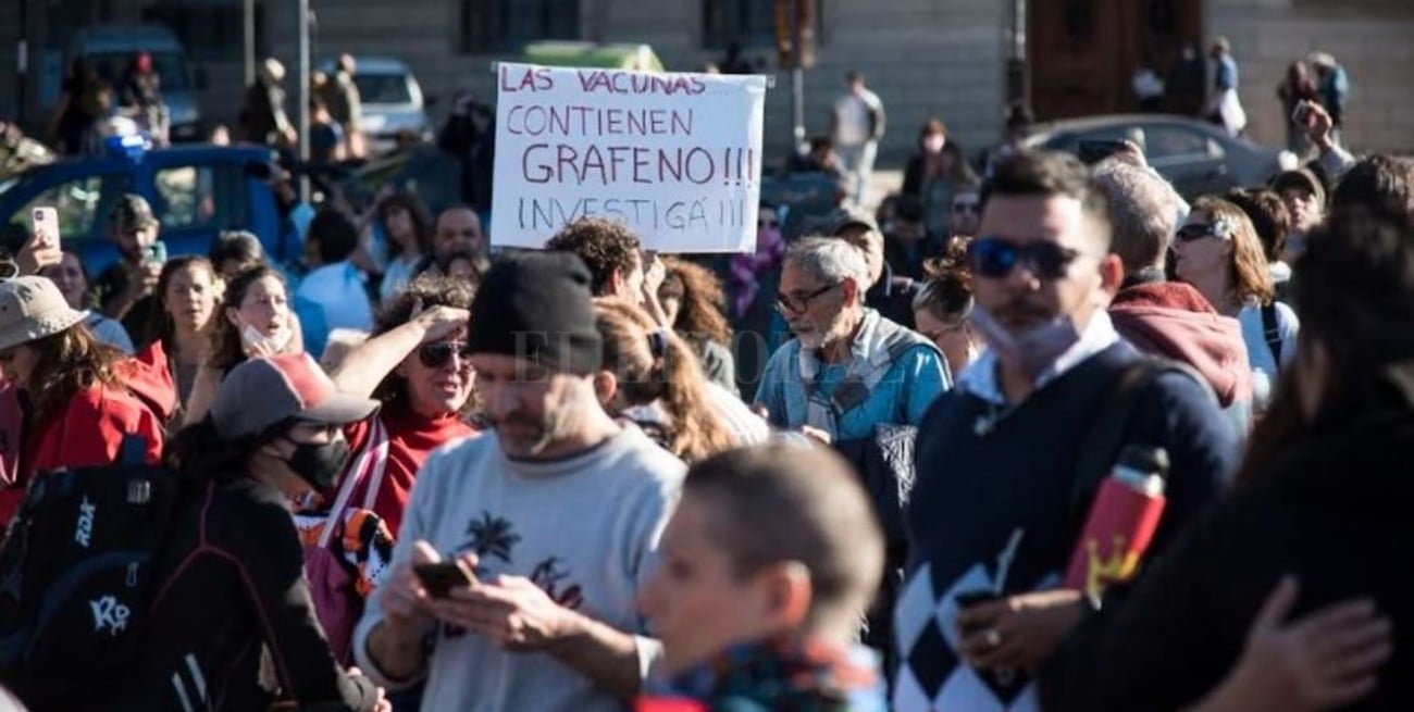 El infectólogo Hugo Pizzi llamó "terroristas sanitarios insolentes" a los anticuarentena