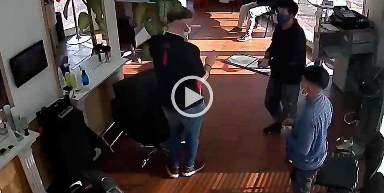 Video: fue a cortarse el pelo con su hijo y antes de irse asaltaron al peluquero