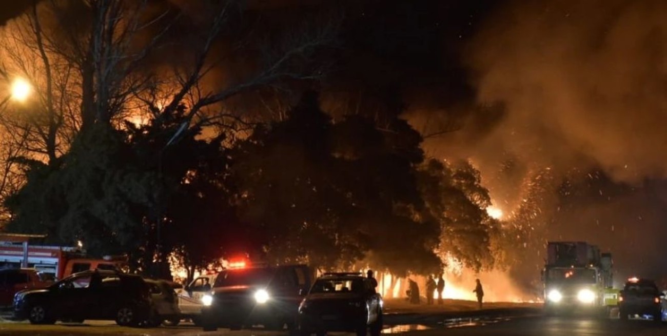 San Luis: impactante incendio y explosión en una fábrica de pintura