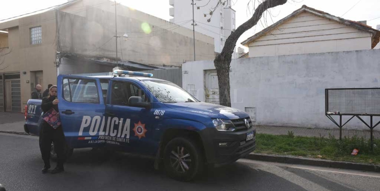 Llegó a su trabajo con un balazo en la espalda y murió en el hospital