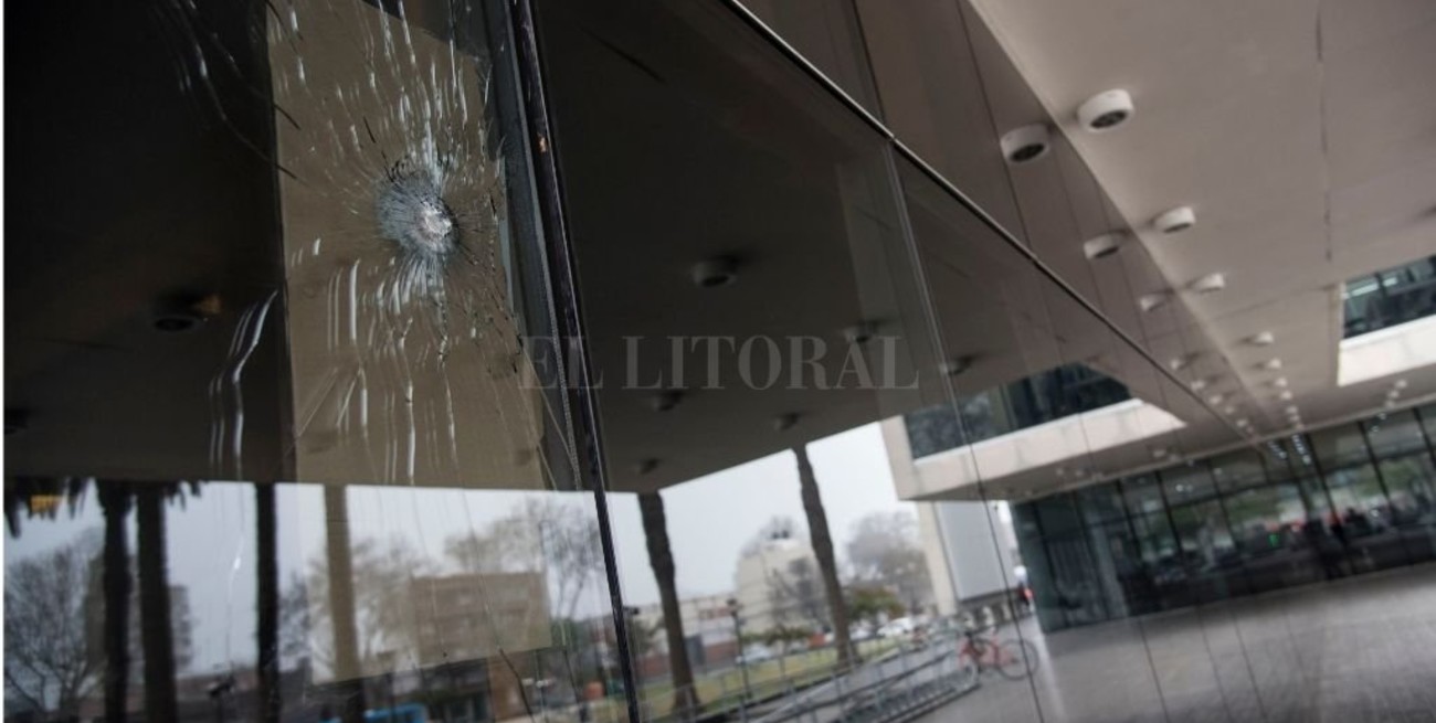 A horas del juicio a Los Monos, balearon el Centro de Justicia Penal