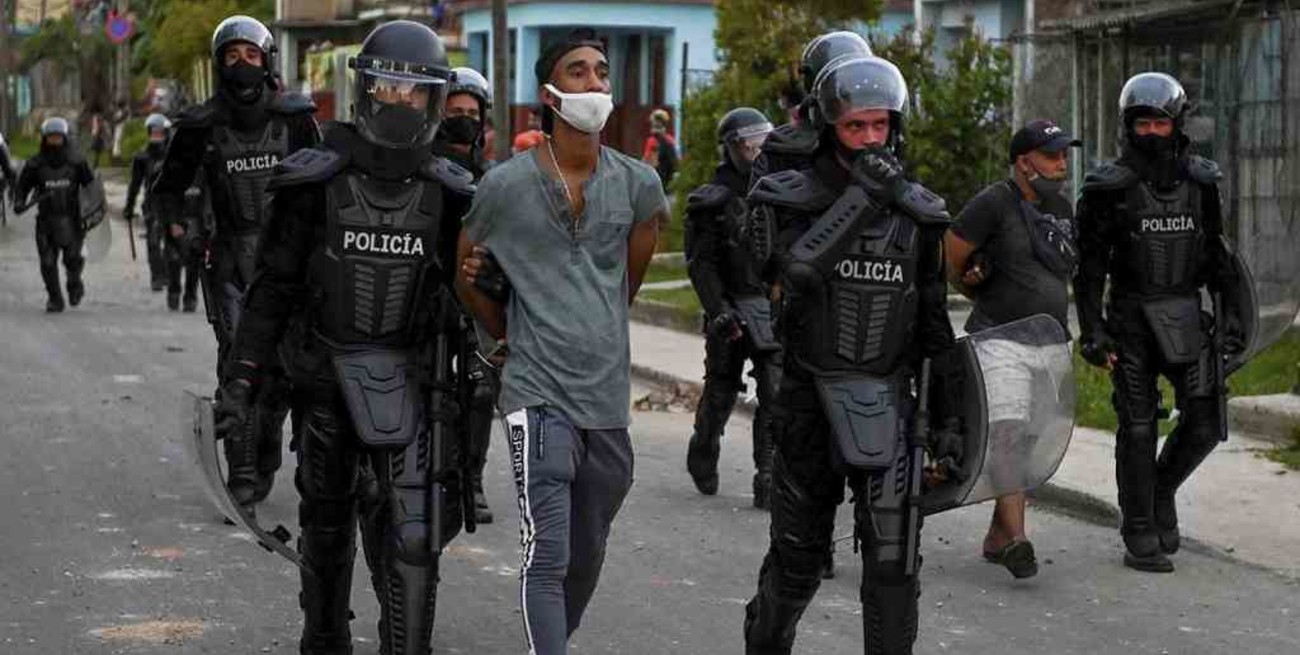 Cuba: denuncian más de 400 detenciones desde el inicio de las protestas