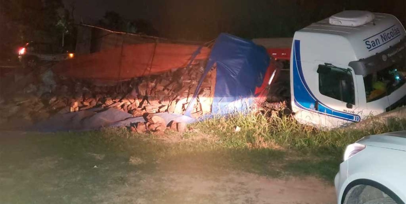 Un camión se cayó a una cuneta en uno de los accesos a Sunchales