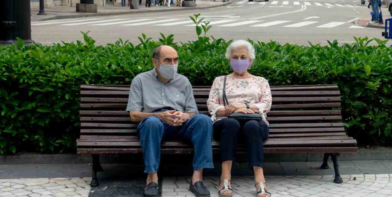 Covid-19: la vacuna de Oxford genera respuesta inmune en adultos mayores