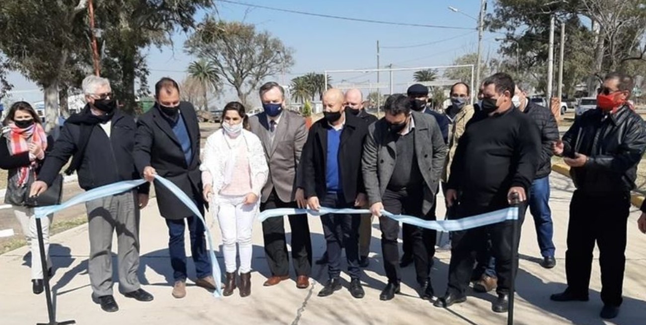 Colonia Bossi tiene al fin su primera calle de pavimento