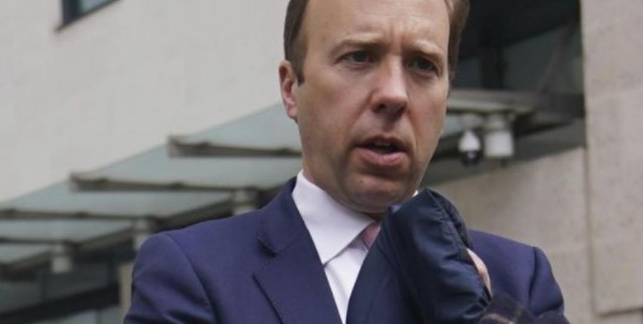 Renunció el ministro de Sanidad británico por romper los protocolos "con una amante"