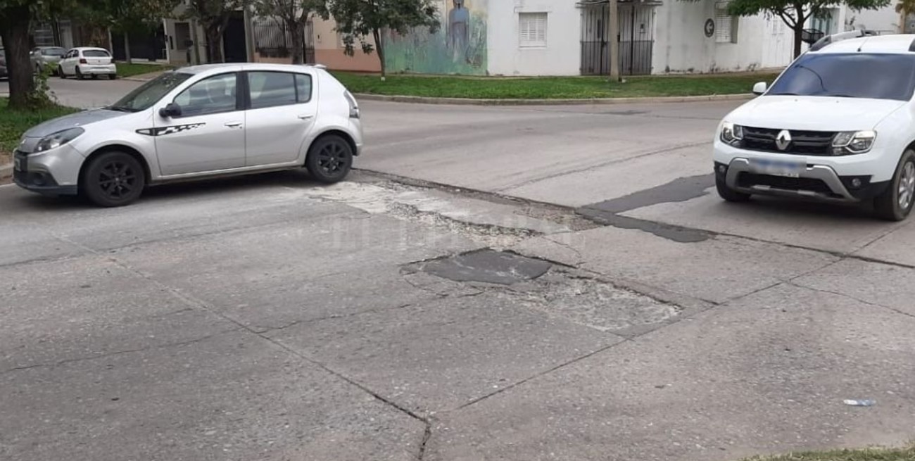 Un cráter gigante en el corazón de barrio Sargento Cabral