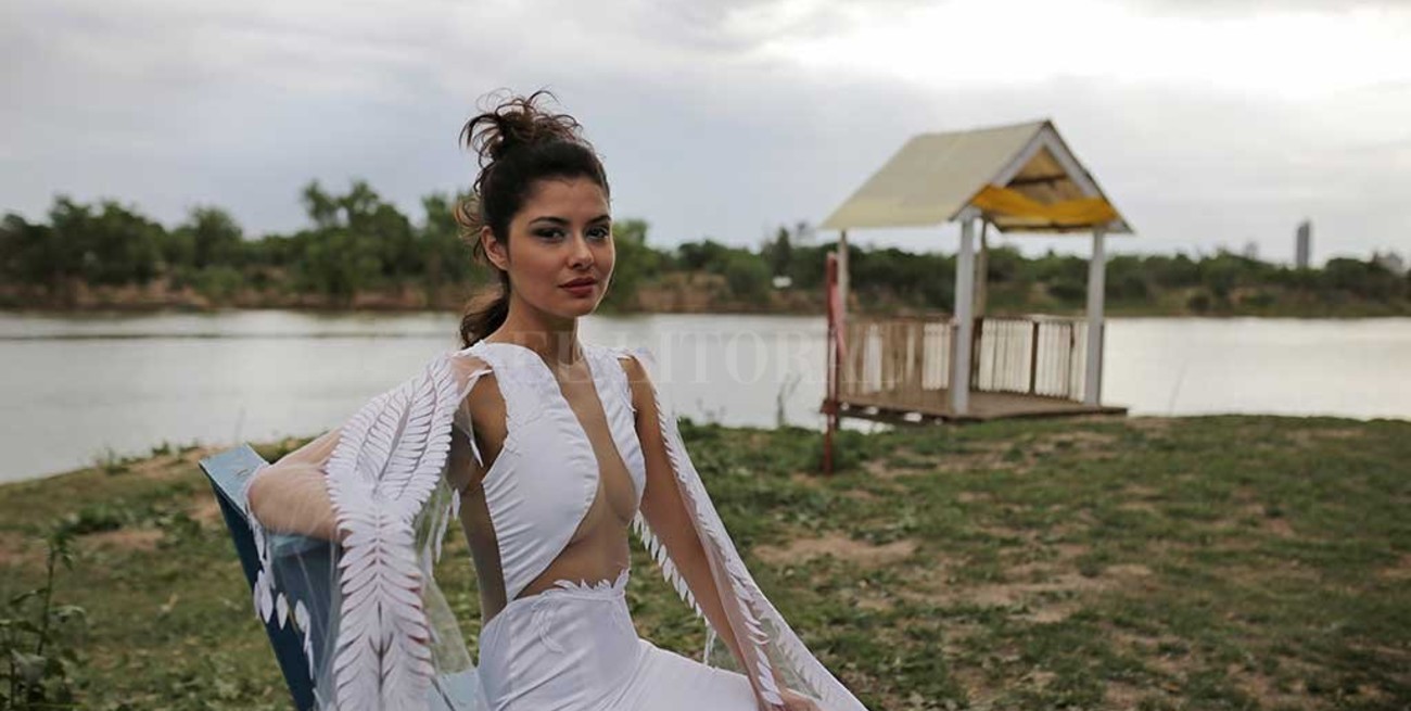 Una flor en el alto verde