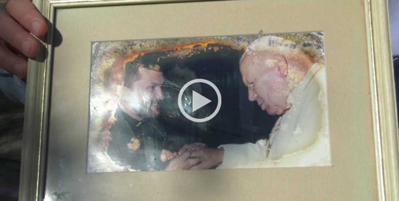 La historia de la foto del padre Axel con Juan Pablo II que el agua no pudo dañar