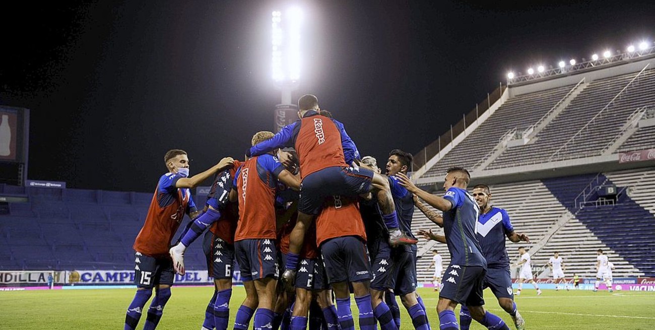 Vélez le ganó a Huracán y se afianzó como líder de la Zona B